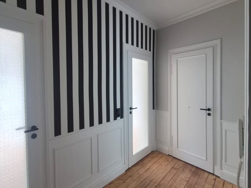 Flur mit gestreifter Wand
