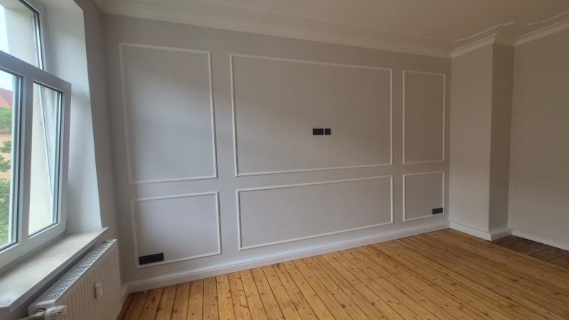 Zimmer mit Stuckleisten und Dielen