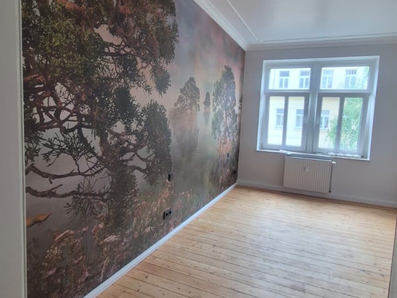 Wohnraum mit Fototapete und Dielen